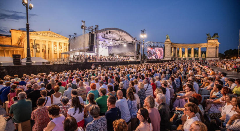 Amikor a csend beszél - A Budapesti Fesztiválzenekar a Hősök terén játszott