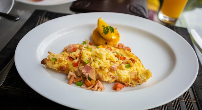 Nem olajon, nem szalonnazsíron: így süssük a rántottát, hogy tökéletes legyen!