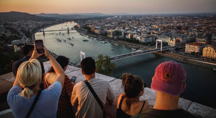 Bőven az EU-átlag alatt költenek a turisták, ha Magyarországra látogatnak: teljesen megújul az országimázs, új turizmus-stratégia készül – ez lehet a kitörési pont a fekete nap után