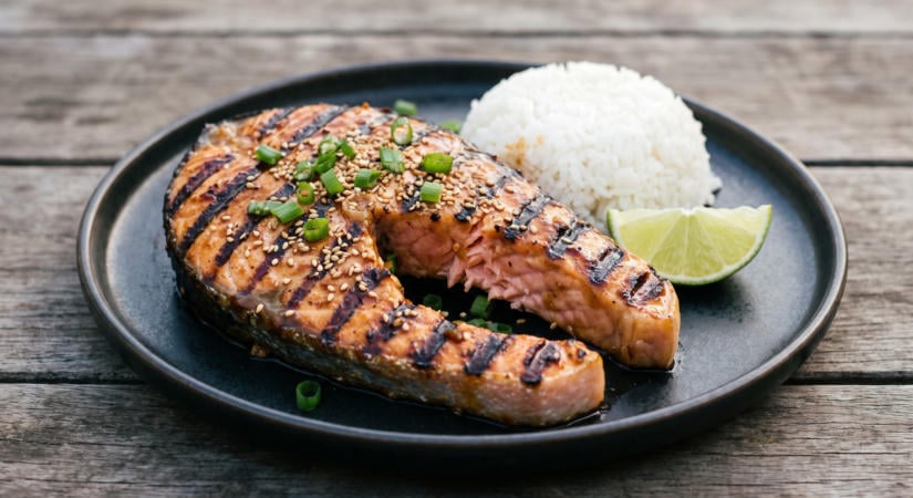 Grillezett lazacszeletek szezámos-szójás mázzal