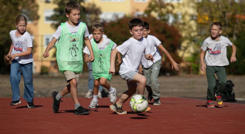 Több mint 40 millió forintból készült sportpályát avattak a Lánchíd iskolában  fotók, videó