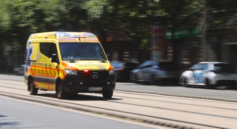 Segélykiáltások rázták meg az utcát! Egy férfira zuhant az autója Hajdú-Biharban