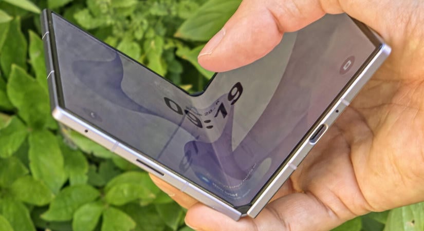 Fittyet hány a hajlítható telefon a memóriaválságra
