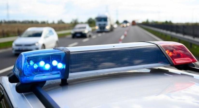 Szalagkorlátnak csapódott egy motoros Tapolca közelében, teljes útzár