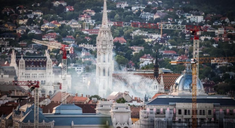 Tűz ütött ki a Halászbástya közvetlen közelében a Budai Várnegyedben