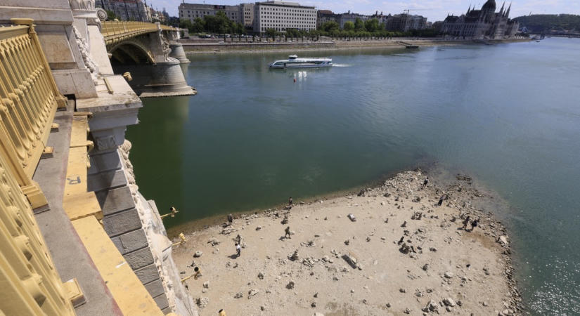 Bűntények nyomai, elfeledett roncsok és éles bombák: rejtélyes tárgyak kerülnek elő az alacsony Dunából