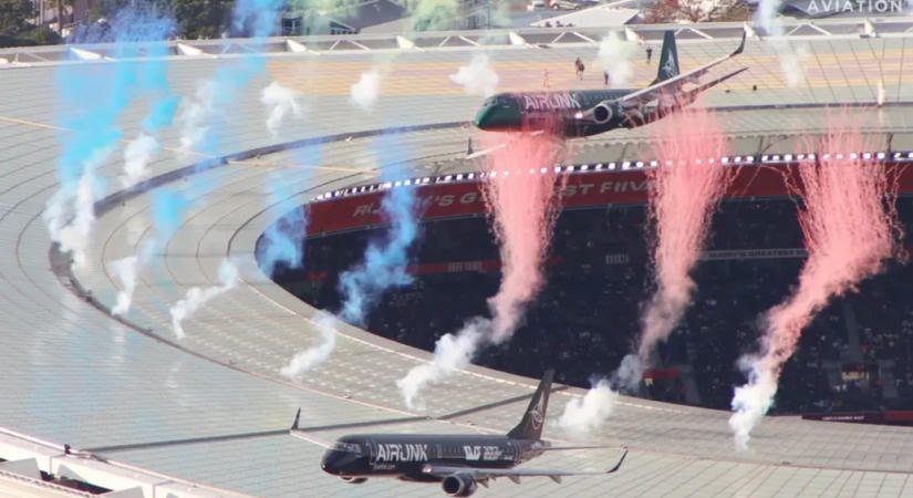 A frászt hozta a rögbimeccs nézőire a stadion tetejétől 12 méterre elhúzó utasszállító
