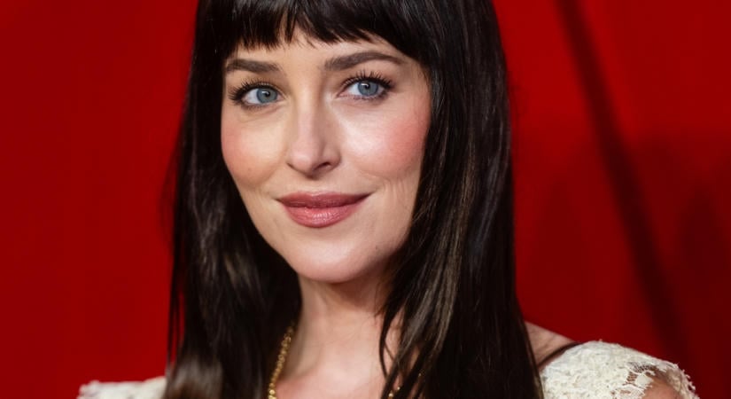 Dakota Johnson a pucérruhák királynőjeként, áttetsző csipkeruhában villantott fehérneműt új filmje premierjén