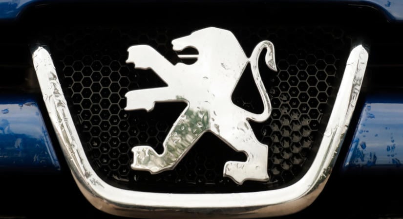 Nagy a baj: le kell állítani a FIAT, Peugeot gyárait - beütött az akkumulátorkrízis