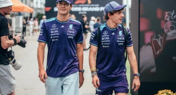 Russell akart visszaülni a régi Mercedesbe az új helyett