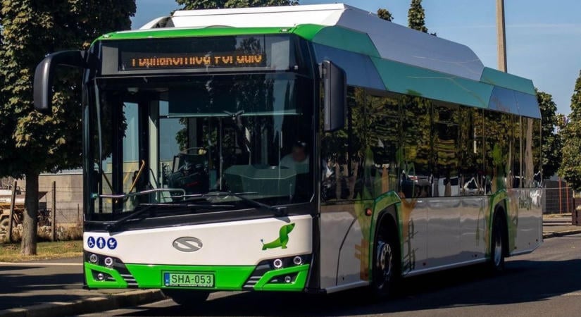 Saját árammal járhatnak a paksi buszok, közel 300 milliót költenének rá