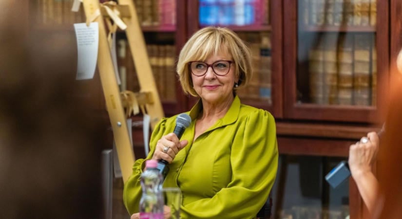 „Azt hiszem gyűlöllek, pedig szerethettelek volna” – bemutatták Péterfy-Novák Éva új regényét