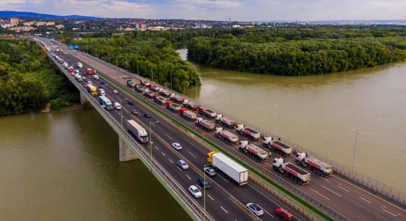 Káosz az utakon: tömegbaleset az M4-esen Üllőnél, 11 kilométeres dugó az M0-áson