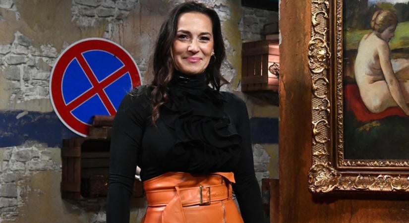 Csodaszép címlapfotón Fésűs Nelly a lányaival és az unokájával – 3 generáció egy képen