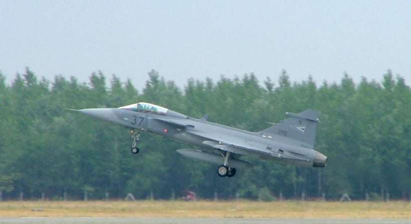 Titkosították, most mégis kiderült: ezért volt a méregdrága Gripen-parádé a Fradi stadionavatóján 12 éve