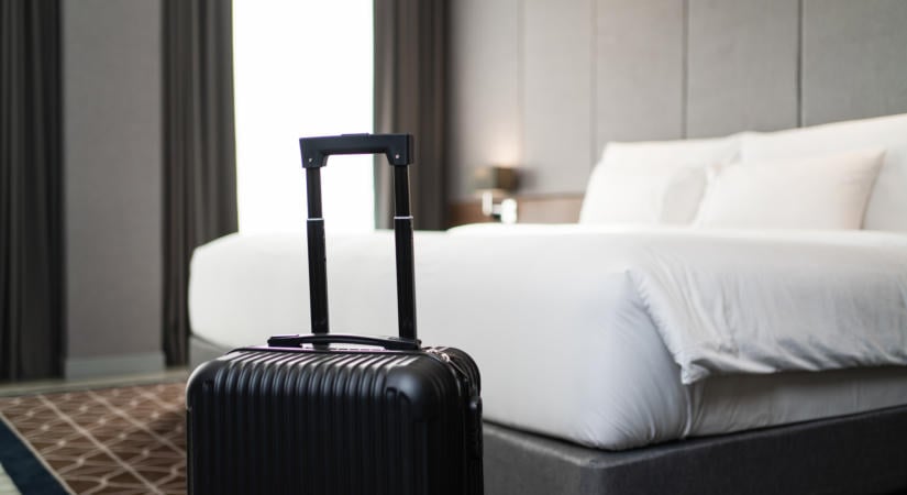 Miért hagyják egyes utazók bekapcsolva a tévét, amikor elhagyják a hotelszobát?