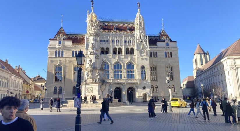 Ment a luxizás a Várban – milliárdokat költöttek kanapéra, tálalóasztalra a BM-nek szánt épületben