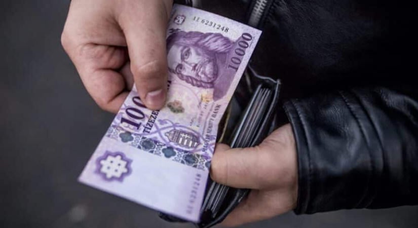 Erősödik a forint, 365 alá bukott az euró hétfő reggelre