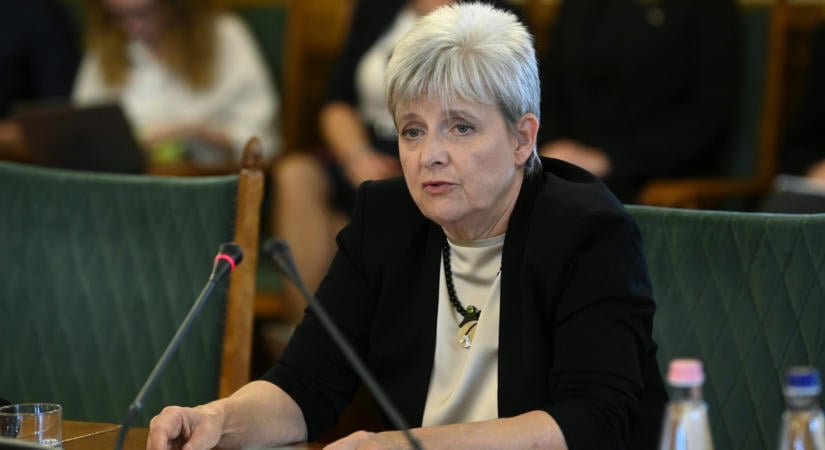 Az oktatási miniszter nem tiltaná a mobilozást, inkább életkornak megfelelő használat tanításának híve