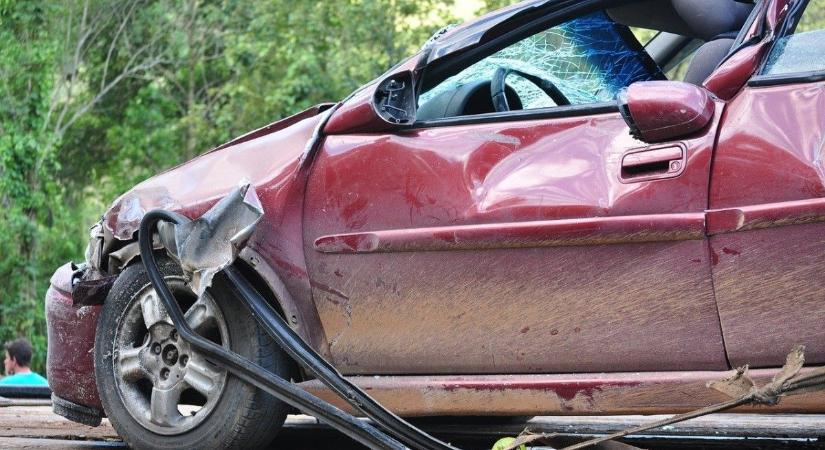 Brutális baleset: 7-en megsérültek, köztük 5 gyermek