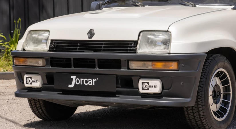 Nyomós oka van, hogy miért kerül közel 50 millió forintba ez a 42 éves méregzsák Renault 5