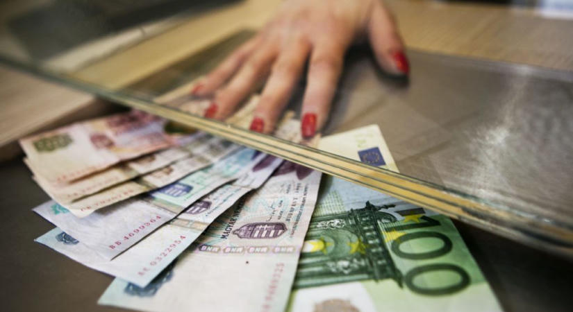 Tétován indította a csütörtököt a forint, itt a friss euró és dollár árfolyam