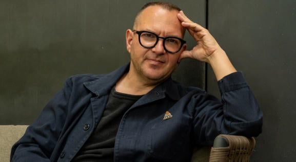 A techcégek meg akarják győzni az embereket, hogy az AI-jal istent teremtettek – interjú Cory Doctorow íróval