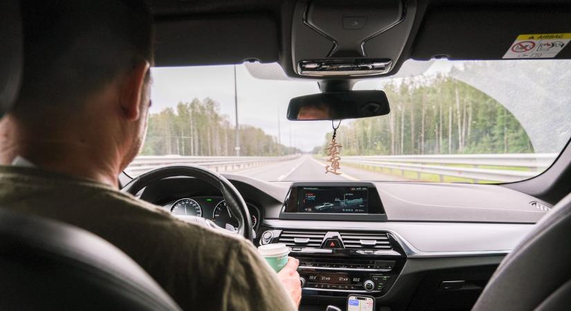 Kezdődik az év egyik legveszélyesebb időszaka az utakon – fokozott óvatosságra intenek minden autóst!