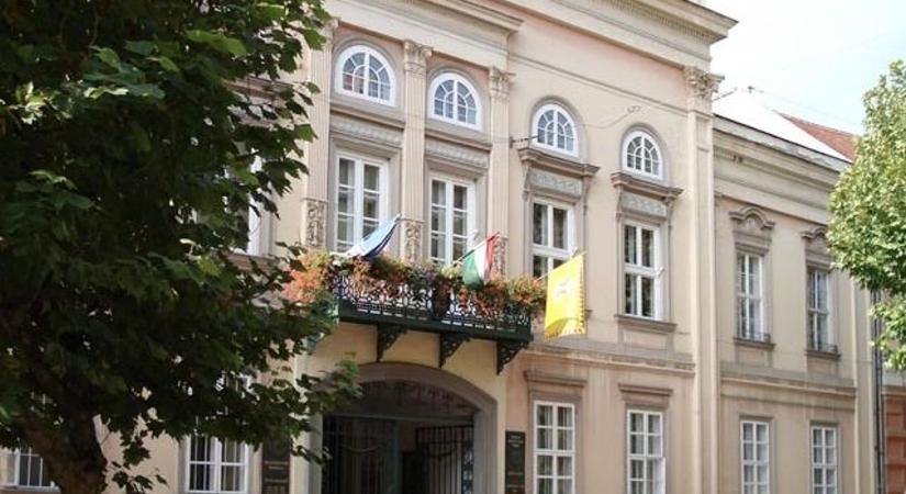 Mit keresett Nótár Mary a miskolci városházán? – fotón és videón mutatjuk