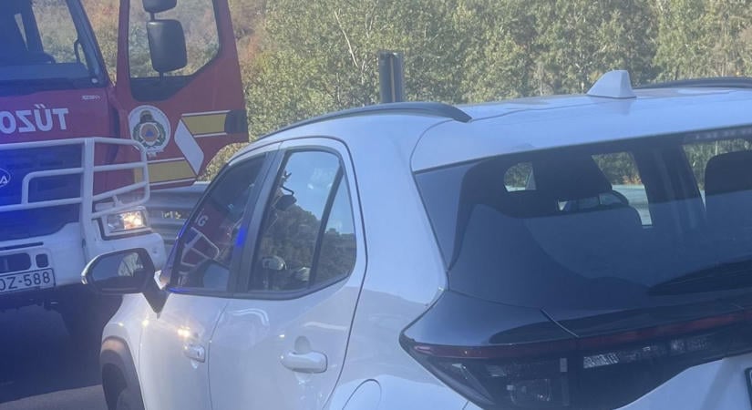 Súlyos sérülésekkel szállították kórházba a 25-ösön megsérült motorost helyszíni fotó