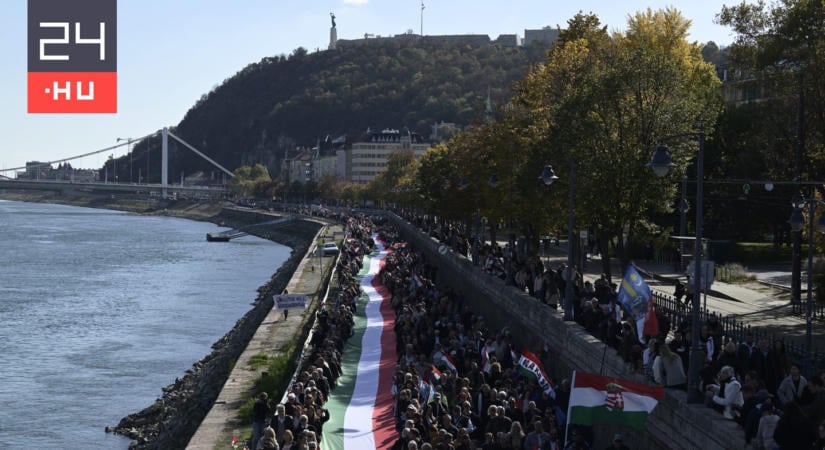 A Zászlómenet vége lemarad Áderről