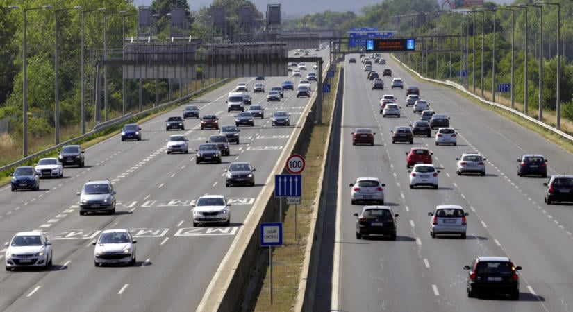Jönnek a végeláthatatlan dugók: hétfőn burkolatjavítás kezdődik az M1 és az M7 közös szakaszánt