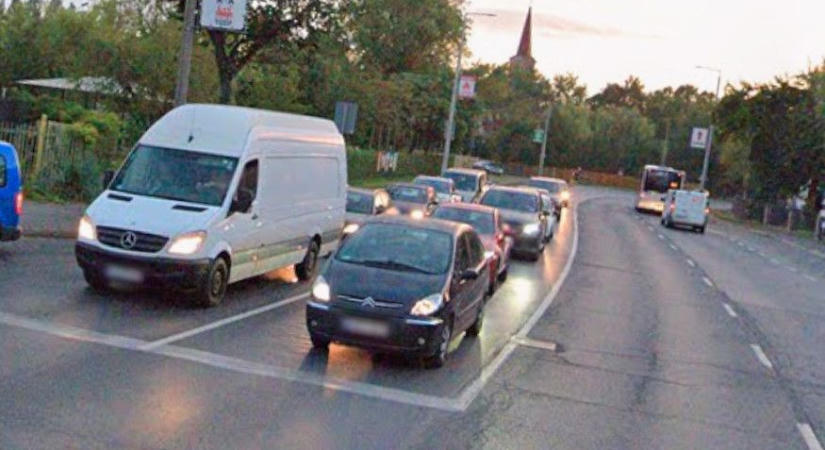 Hármas karambol Debrecenben, a délutáni csúcsban