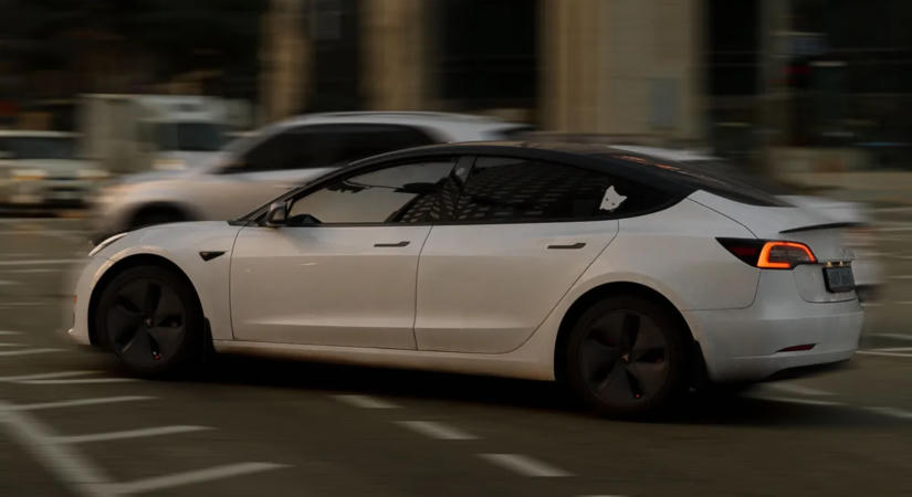 Közel hárommillió Teslát és egyéb, szintén többmillió elektromos autót hívtak vissza