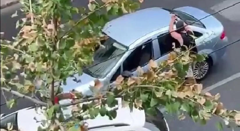 Fegyveres rendőrök fogtak el egy férfit a Dózsa György úton - fotó