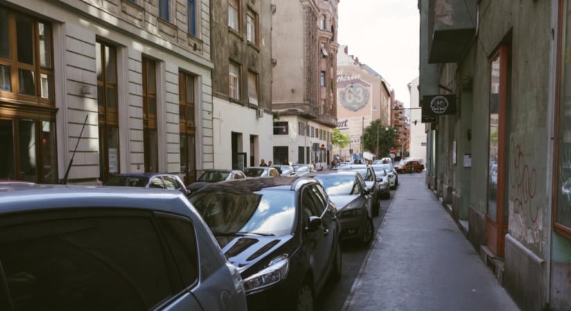 Elhalasztják a budapesti autósokat megsarcoló parkolási újítás bevezetését