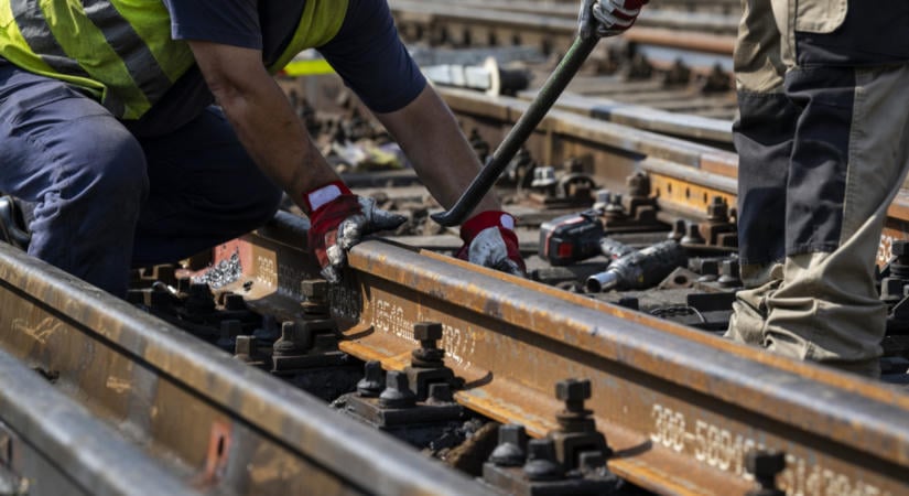 Óriási káosz a Déli-pályaudvarnál: kisiklott egy mozdony, több irányban is megbénult a forgalom