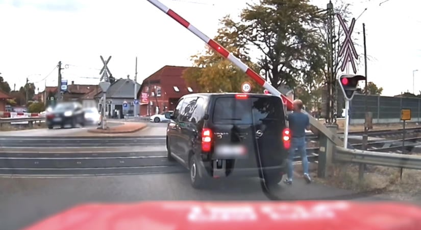 Videón a vecsési hős, aki megmentette a síneken ragadt kisbuszost