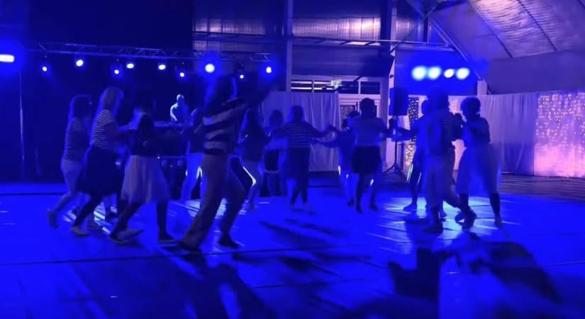 Így ropták a szirtakit az ajkai kórház főnővérei a jótékonysági bálon (videó)