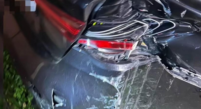 Driftelve csúszott oszlopnak a 19 éves BMW-s, az utasait a helyszínen hagyta