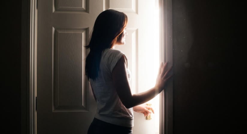Az anya azt hitte, 16 éves fia valami sötét titkot rejteget. Amikor rányitotta az ajtót, olyat látott, amire senki sem számított…