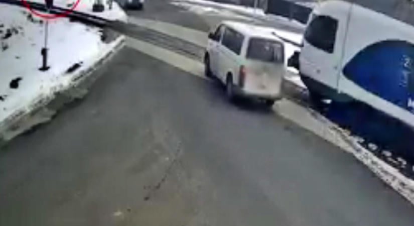 Vonat elé hajtott Tatabányán, bíróságra megy az autós – videó