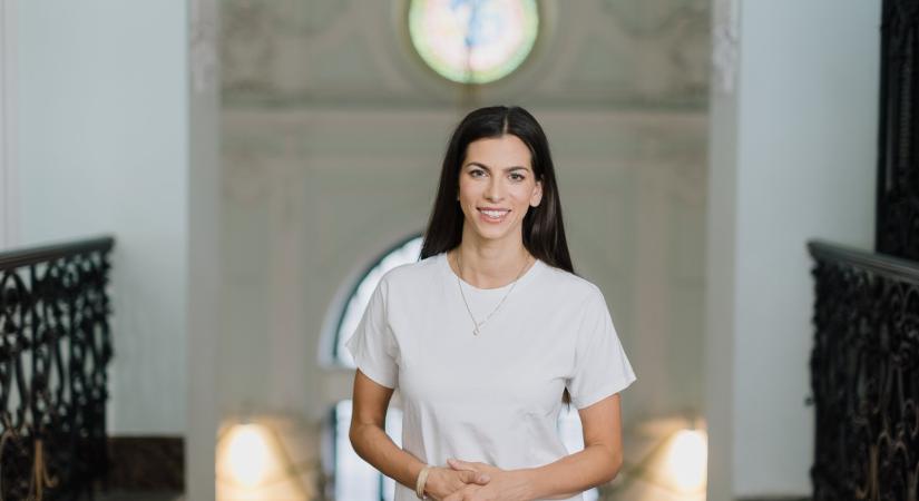 Szentkirályi Alexandra pirosban