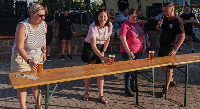 Rekordszámú érdeklődő és százféle sör az alsóörsi sörfesztiválon ( fotók, videó)