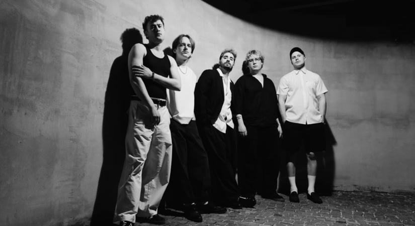 Alkohol, a születésnapok, örökös halogatás - Fiúk-albumpremier a HVG-n