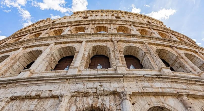 Tíz métert zuhant a Colosseumban, nem tudták megmenteni a 22 éves férfit