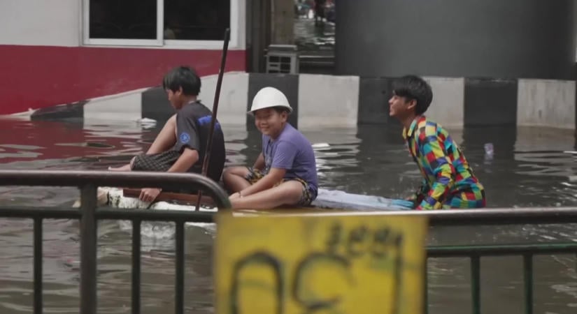 Műanyag ládákon és kajakkal közlekednek Bangkok elöntött utcáin - kint élő magyarok meséltek az áradásról