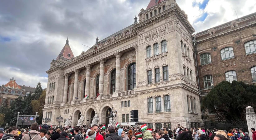 Kezdődik - vita lett Magyar Péter fellépési tervéből - ez zajlik az utcán a Műegyetemnél, gyülekeznek a fiatalok! - fotók
