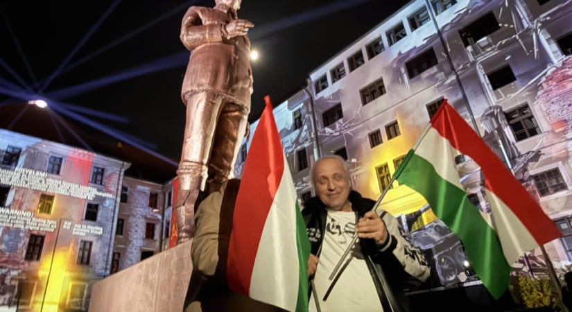 Végtelenszer ledönthető, visszapattanós Sztálin-szoborral tette „átélhetővé” a főváros a „népfelséget"