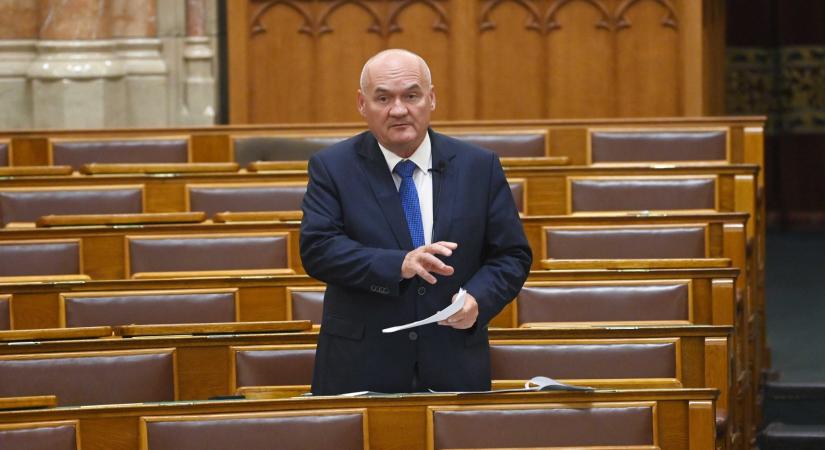 Hende Csabának azonnal távoznia kell az Alkotmánybíróságból
